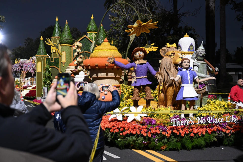 El carro de AHF titulado "There's No Place Like Home" (No hay un lugar como el hogar) ganador del premio del Gran Mariscal al concepto más creativo y diseño de carro pasa por Colorado Boulevard en el 134o Desfile de las Rosas en Pasadena, California, el lunes 2 de enero de 2023. (Foto AP/Michael Owen Baker)