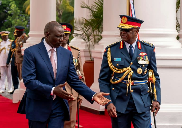 El presidente de Kenia, William Ruto (izq.), y el jefe de las Fuerzas Armadas, el general Francis Ogolla, se preparan para recibir a los reyes Carlos III y Camila el 31 de octubre de 2023 en Nairobi (Arthur Edwards)