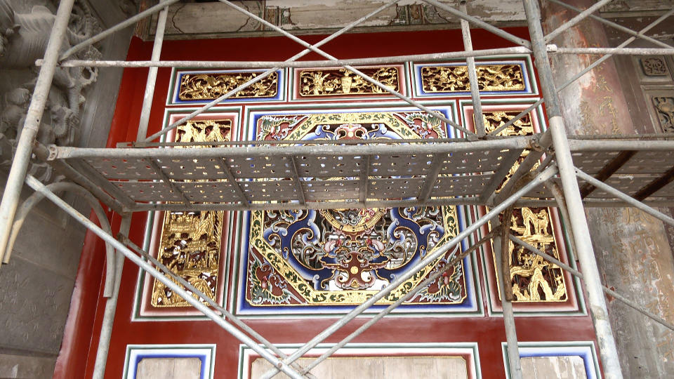 國定古蹟鹿港龍山寺彩繪修復工程，因五門殿虎邊的「夔龍窗」修復示範引發爭議。