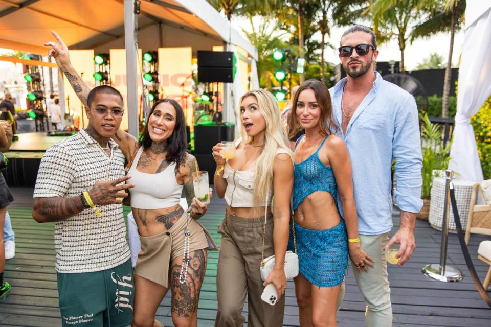 Los influencers Cirus Marinay, Starr Hawkins, Andrea Carmona, Amanda Carola y Anthony Villani en la fiesta Buchanan’s Pineapple Summer Kick Off Party en Miami.