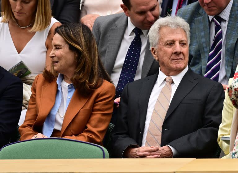 El actor Dustin Hoffman disfrutó de uno de los partidos del tradicional Grand Slam que se juega cada año en Wimbledon, en compañía de Lisa, su esposa. El actor y su mujer vieron el partido que animaron Carlos Alcaraz y Frances Tiafoe durante el quinto día del torneo desde un lugar privilegiado de la cancha central del All England Garden Tennis and Croquet Membership