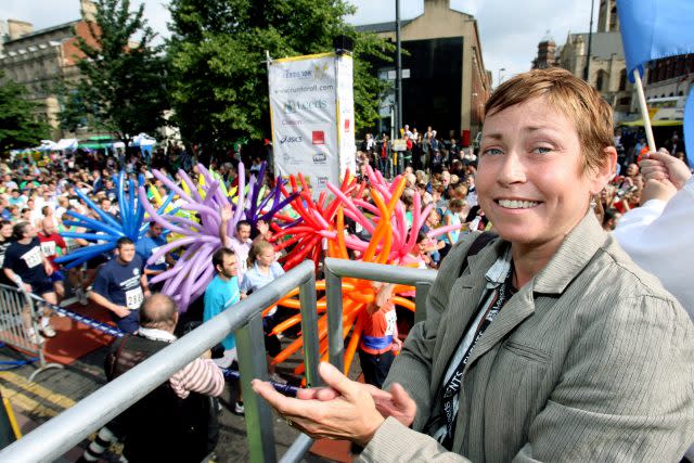 Cancer sufferer and charity fundraiser Jane Tomlinson starts the 10k Run for All race in Leeds.