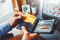 <p>Debido a la pandemia, muchos emisores de tarjetas de crédito han ofrecido a los clientes pagos de facturas flexibles y han eliminado cargos adicionales por mora e intereses. (Foto: Getty Images).</p> 