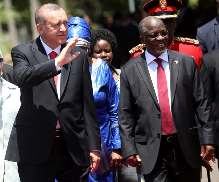 Turkey's President Recep Tayyip Erdogan (L) and Tanzanian counterpart John Pombe Magufuli arrive at State House in Dar es Salaam on January 23, 2017