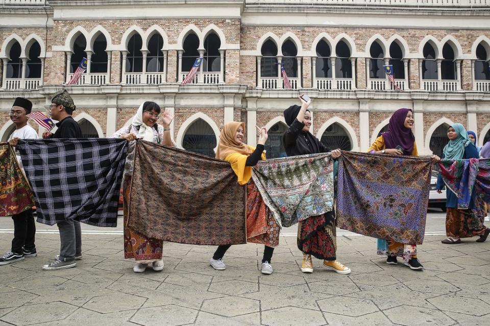 The idea behind Keretapi Sarong is to create a flash mob at selected locations, and finally congregate at the end-point, this year, at Dataran Merdeka.