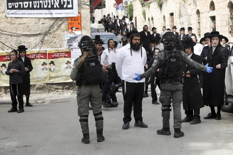 Policías confrontan a manifestantes ultraortodoxos que resisten las medidas del gobierno israelí para contener el coronavirus en Jerusalén el 30 de marzo del 2020. (AP Photo/Mahmoud Illean, File)