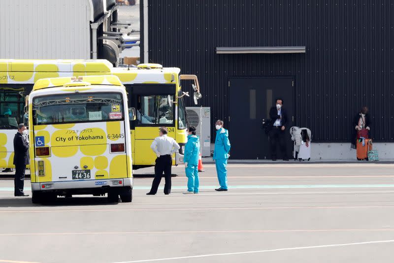 Los autobuses que se cree que se utilizan para transportar a algunos pasajeros del crucero Diamond Princess, se ven en la terminal de cruceros del muelle Daikoku en Yokohama, al sur de Tokio, Japón