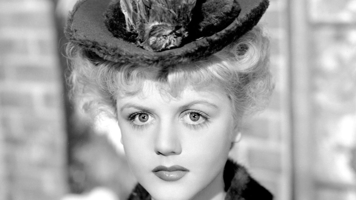 Editorial use only. No book cover usage. Mandatory Credit: Photo by Mgm/Kobal/Shutterstock (5880867m) Angela Lansbury The Picture Of Dorian Gray - 1945 Director: Albert Lewin MGM USA Film Portrait Drama Le Portrait de Dorian Gray (1945)