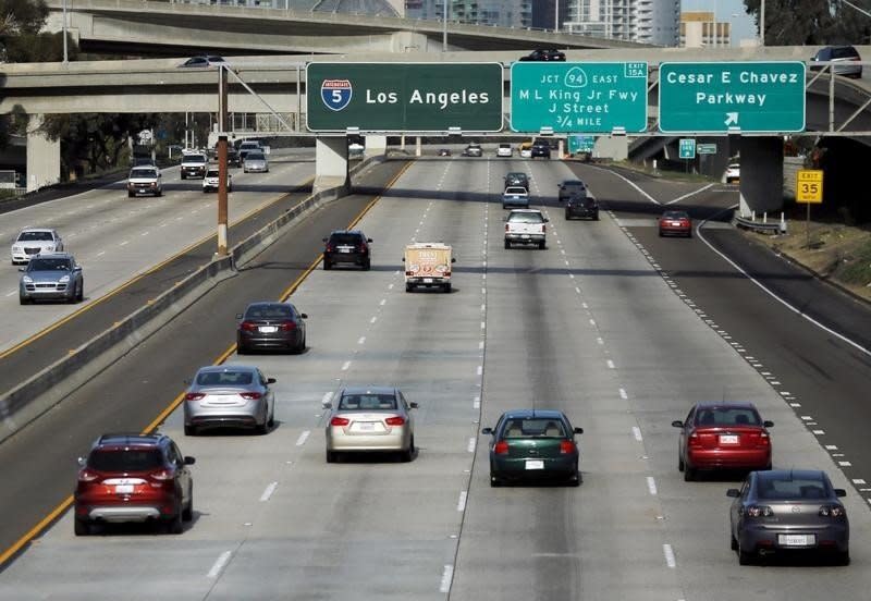 Cars travel north towards Los Angeles on interstate highway 5 in San Diego, California February 10, 2016.  REUTERS/Mike Blake