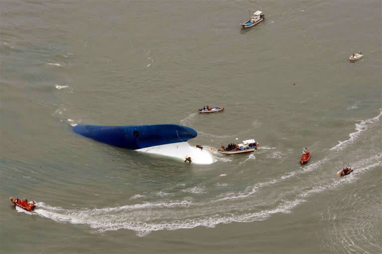 El ferry Sewol, que transportaba a 475 personas, se hundió por completo frente a las costas surcoreanas