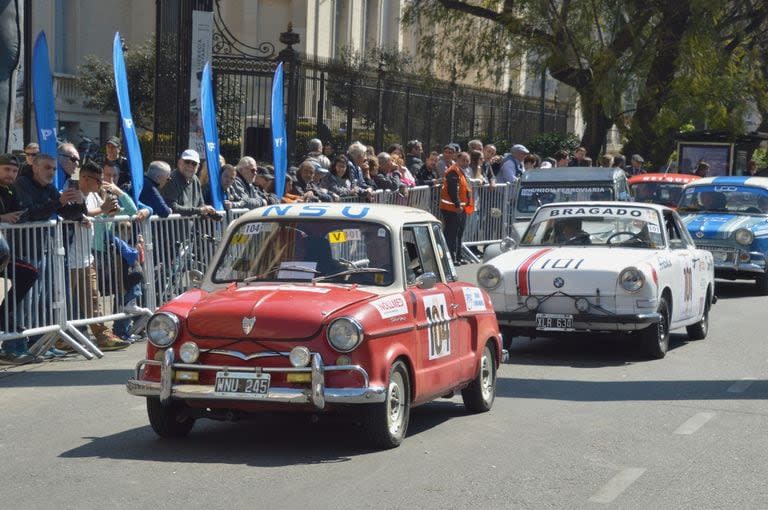 La categoría A reunió a los coches más pequeños y simpáticos del parque, como el NSU Prinz de Alberto Rosales y Antonio Cristófalo y la BMW De Carlo Coupé 700 de Marcelo Pérez de Rosa y Juan Ignacio Blásquez, que van rumbo a la rampa de la largada en Palermo.