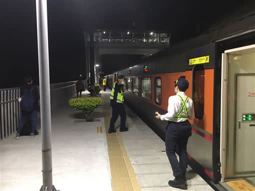 女車長遭降調為一般站員，依規定仍有申訴機會。（圖／台鐵提供）