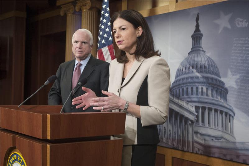 La senadora republicana por New Hampshire, Kelly Ayotte (d), y su homólogo por Arizona, John McCain (i), ofrecen una rueda de prensa sobre el debate sobre la ley de la cárcel de la bahía de Guantánamo, en el Capitolio, Washington, Estados Unidos, este 13 de enero de 2015. EFE