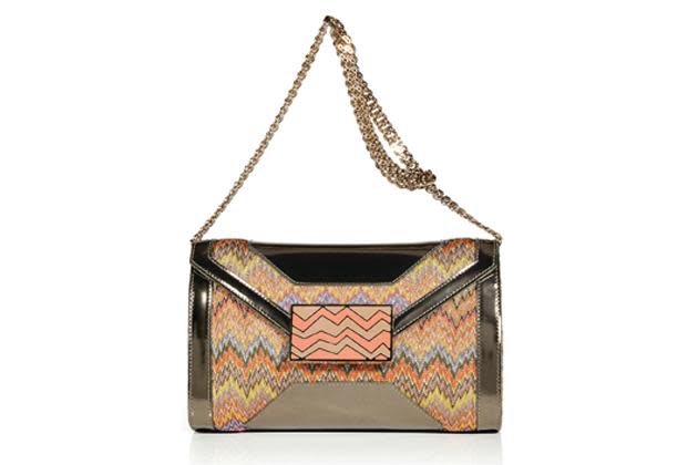 Das Modehaus Missoni schafft es auch wirklich immer, sein berühmtes Zackenmuster filigran in seine Entwürfe einzuarbeiten. Wir lieben diese auffällige Clutch mit Kettenhenkel, da wird jedes Outfit zum Hingucker. (Tasche von Missoni, ca. 880 Euro)