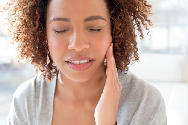 Headaches, jaw pain and toothaches are all signs of nighttime teeth grinding. (Photo: Science Photo Library via Getty Images)