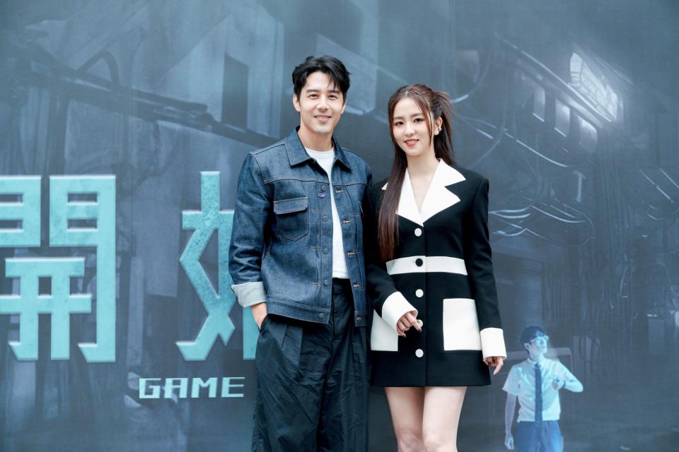 ▲胡宇威 (左起) 與周曉涵在《遊戲開始》分別飾演物理篇與數學篇的老師。