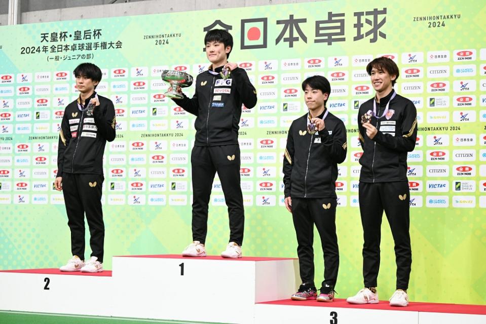 張本智和（左二）相隔6年再次奪得全日本冠軍。（圖：日本乒乓球協會）