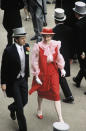 <p>Für ihren ersten Ascot-Auftritt im Jahr 1981 trug Prinzessin Diana ein rotes Kleid mit einer Bluse im Pierrot-Stil von Bellville Sassoon. <em>[Bild: Getty]</em> </p>