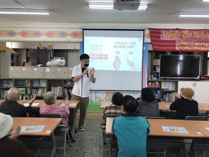 ▲賴仁傑營養師宣導均衡飲食重要性。