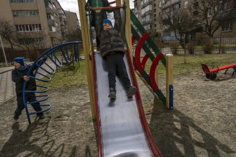 烏克蘭戰爭倖存者，2022年4月，基輔郊區小鎮布查6歲男童維拉德（Vlad）和同伴玩耍。（AP）