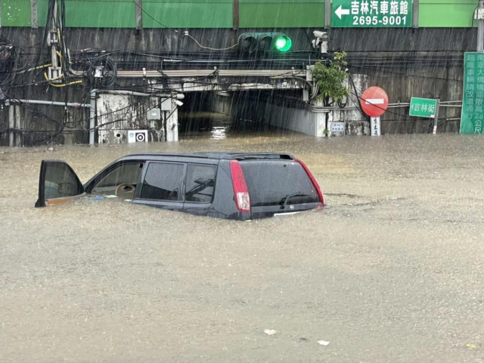 汐止區南陽街、吉林街與福德三路的交叉路口積水嚴重，一部休旅車行經時拋錨。（新北市消防局提供）