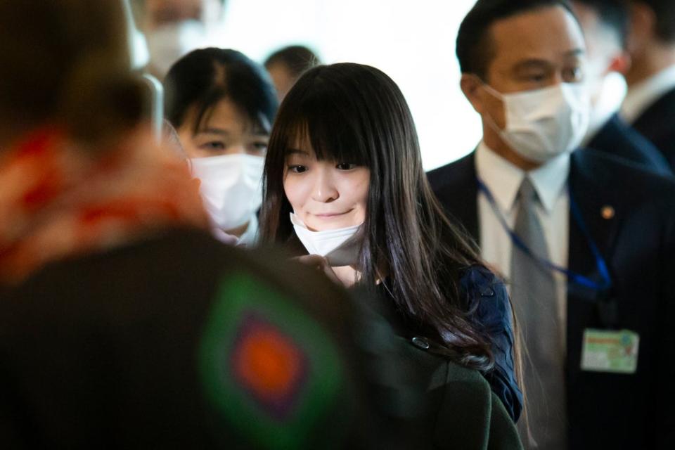 Mako Komuro removes her mask for face recognition upon departure at Haneda Airport (Getty Images)