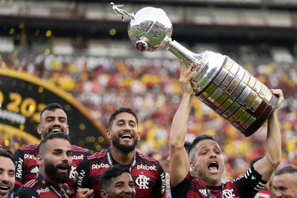 Diego, de Flamengo de Brasil, eleva la Copa Libertadores tras vencera al Athlético Paranaense en la final del sábado 29 de octubre de 2022, en Guayaquil, Ecuador (AP Foto/Fernando Vergara)