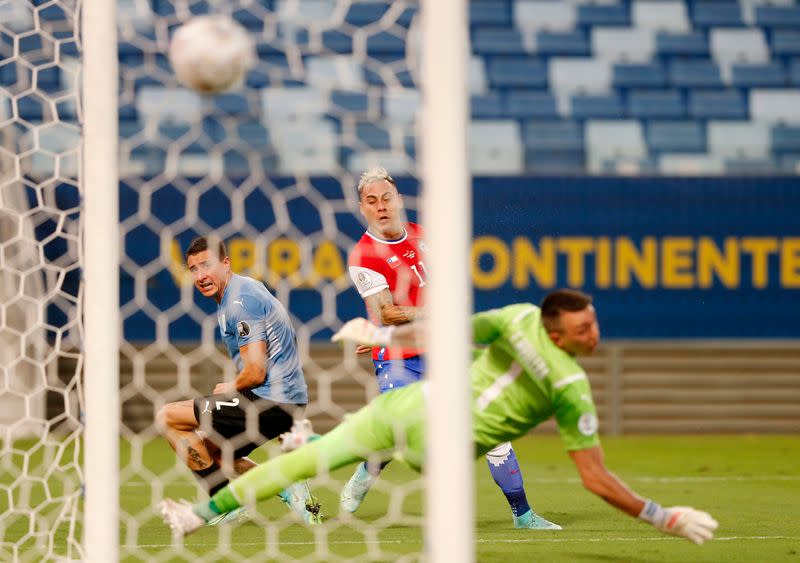 Eduardo Vargas anota la apertura del marcafor en el empate 1-1 entre Chile y Uruguay por la Copa América 2021