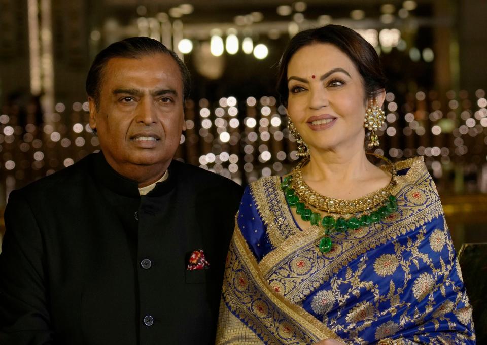 Der Vorsitzende und geschäftsführende Direktor von Reliance Industries Ltd. Mukesh Ambani und seine Frau Nita Ambani stehen für Fotos während der Eröffnungsfeier des Nita Mukesh Ambani Cultural Centre in Mumbai, Indien, am Freitag, 31. März 2023. (AP Photo/Rajanish Kakade) - Copyright: picture alliance / ASSOCIATED PRESS | Rajanish Kakade