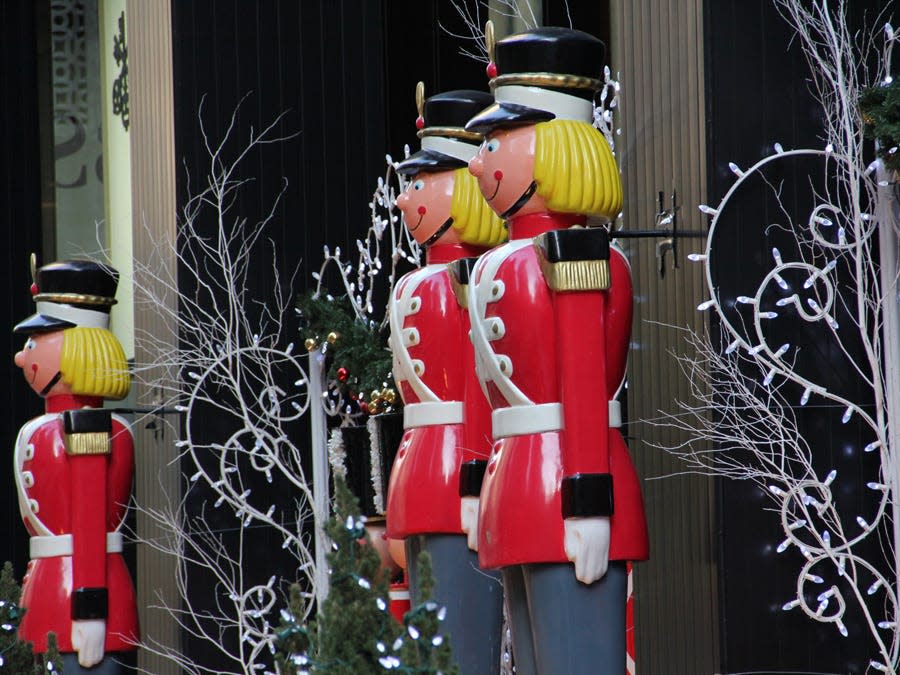 ubs, nutcracker, christmas, xmas, holiday displays, banks, financial institutions, finance, bi, dng  