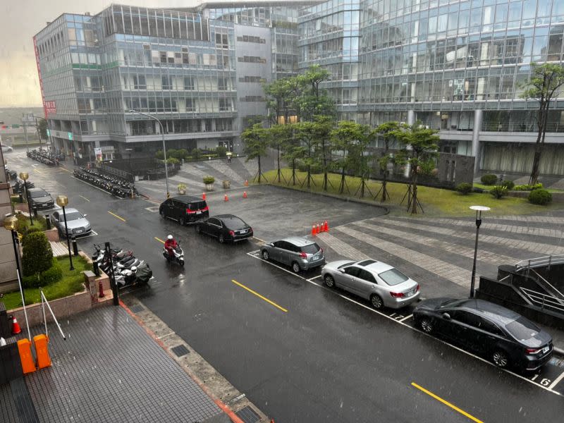 ▲未來一週北部及東半部地區都是有局部短暫雨的天氣，整天維持濕濕冷冷的天氣型態，上班族得要有心理準備了。（圖／NOWnews資料照片）