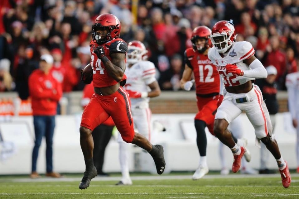 Jerome Ford runs 79 yards for a touchdown in the first quarter Saturday against Houston in the AAC title game at Nippert Stadium.