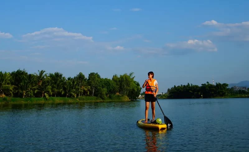 Sunset Stand Up Paddle Boarding in Nha Trang. (Photo: Klook SG)