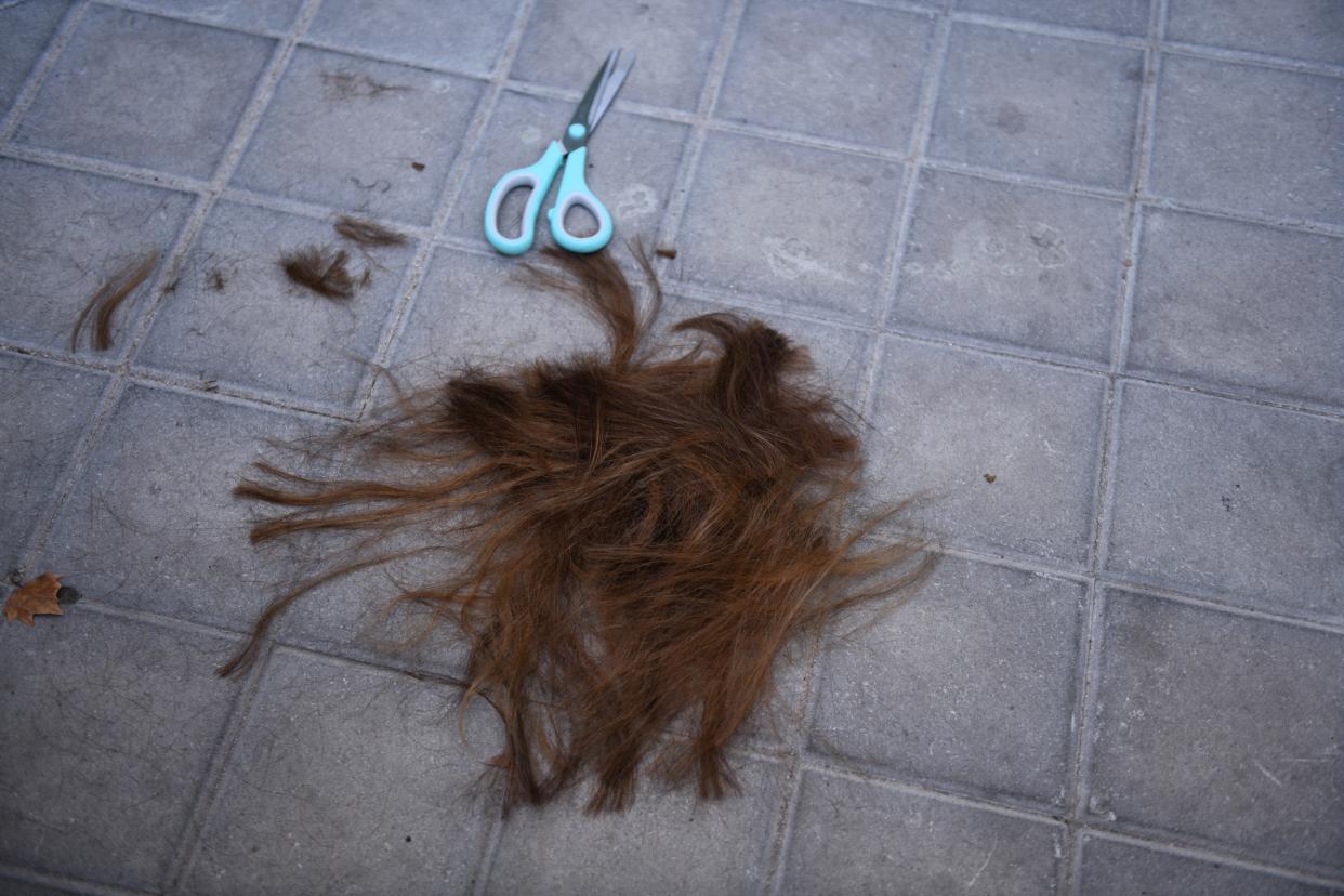 Cortarse el pelo se ha convertido en un símbolo de protesta de las mujeres en Irán que está siendo replicado en su apoyo en todo el mundo. (Foto: Fernando Sanchez/Europa Press via Getty Images)