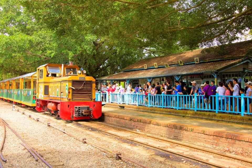 烏樹林休閒園區是全臺第一條糖鐵轉型為觀光五分車的路線。台糖提供