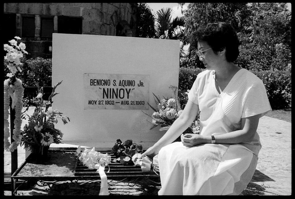 Aquino At Husband's Grave