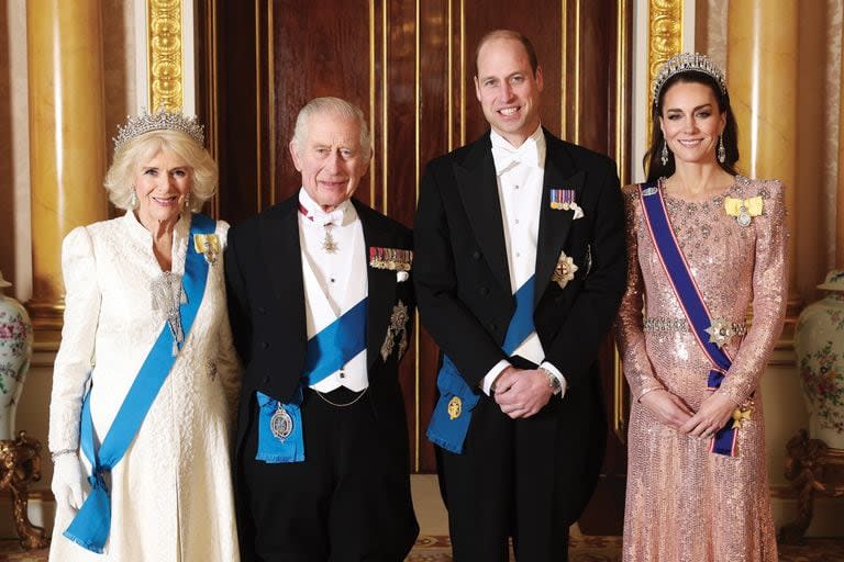 La reina Camilla, el rey Carlos III, el príncipe Guillermo y Kate Middleton posan para una fotografía antes de la recepción diplomática en la Sala 1844 del Palacio de Buckingham el 5 de diciembre de 2023 en Londres