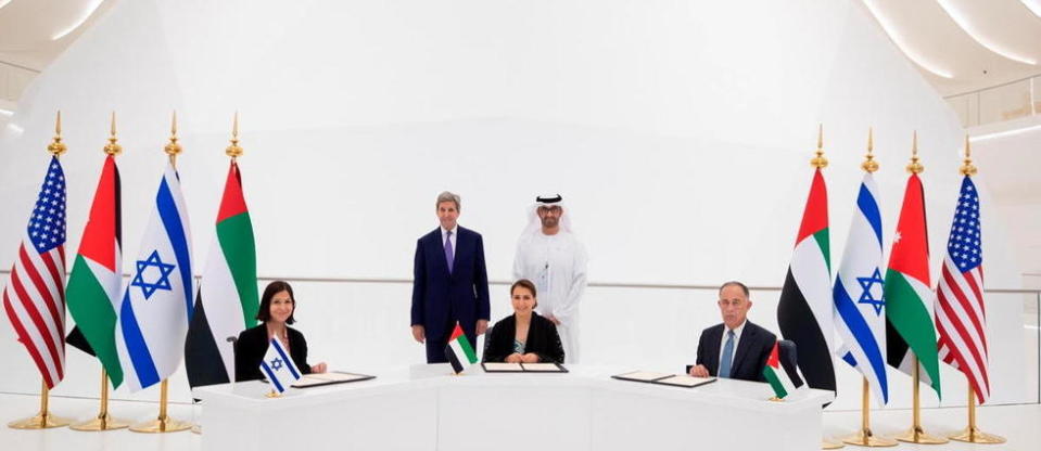 Signature de la lettre d'intention entre Israël, la Jordanie et les Émirats arabes unis portant sur la fourniture d'énergie solaire en échange d'eau désalinisée, le 20 novembre 2021 à Dubai.
