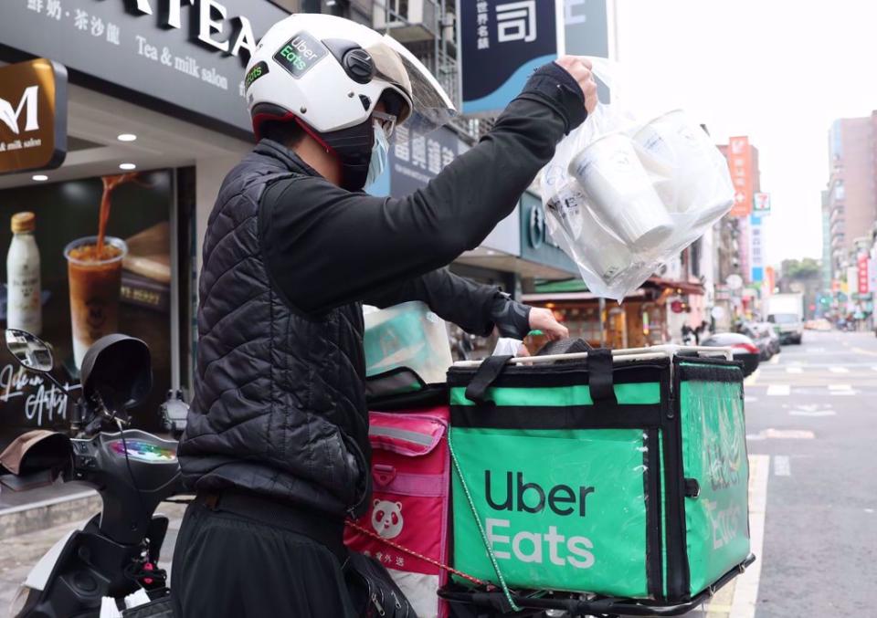 不少人都遇過叫外送後，訂單一直顯示找不到外送元送餐，想取消訂單還會被要求付全額情形。(資料照／杜宜諳攝)