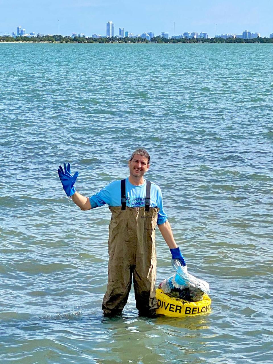 Dave Doebler ayudando a dirigir una campaña para limpiar la basura de Biscayne Bay, frente a Biscayne Boulevard y Northwest 23 Street, en Edgewater, en 2021.