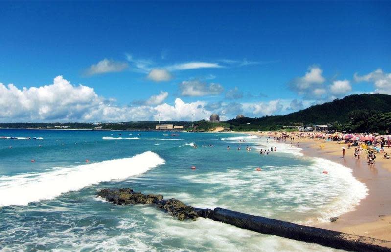 因應颱風「蘇拉」來襲，墾丁各處沙灘拉起封鎖線，禁止遊客進入。（翻攝自維基百科）
