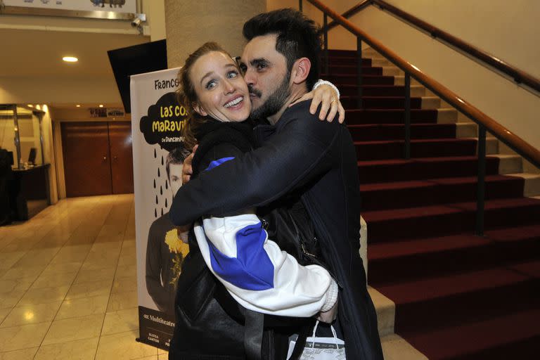 Abrazos, mimos y mucho amor. La pareja no ocultó su amor ante los flashes que esperaban a los actores en el hall del teatro