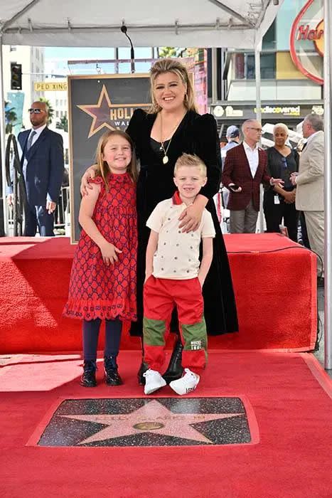 Kelly Clarkson with her children on the red carpet