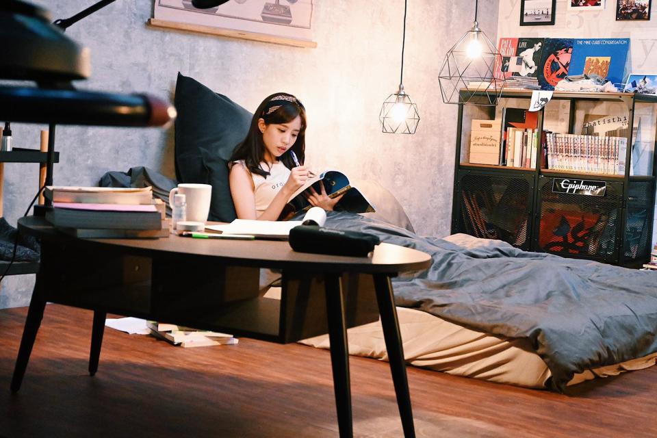 何紫妍拍攝《一個屋簷下》花絮照。（圖／經紀人提供）