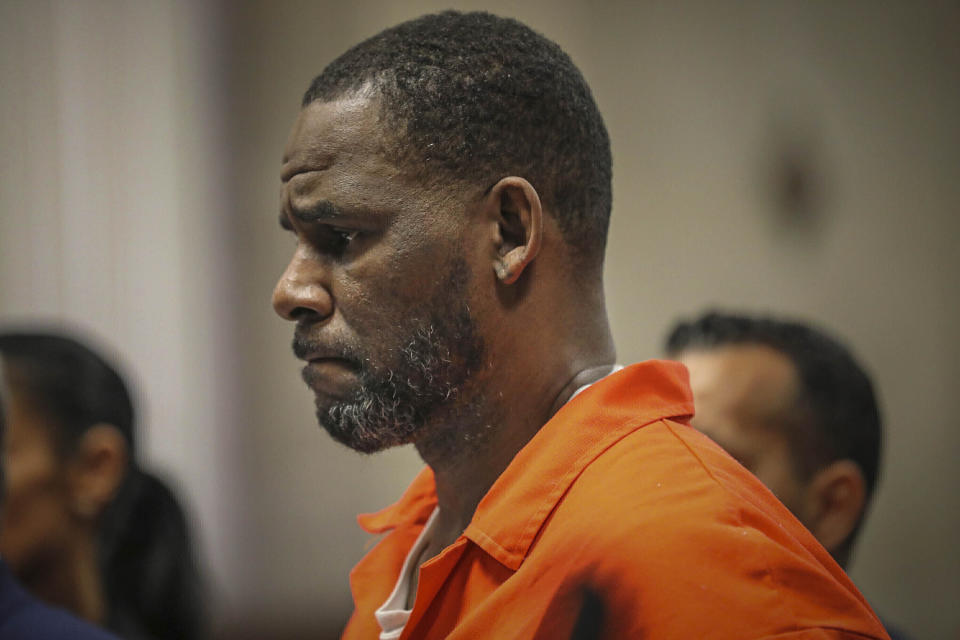 ARCHIVO - En esta foto del 17 de septiembre de 2019, R. Kelly comparece a una audiencia en un tribunal en Chicago. (Antonio Perez/Chicago Tribune via AP, Pool, File)