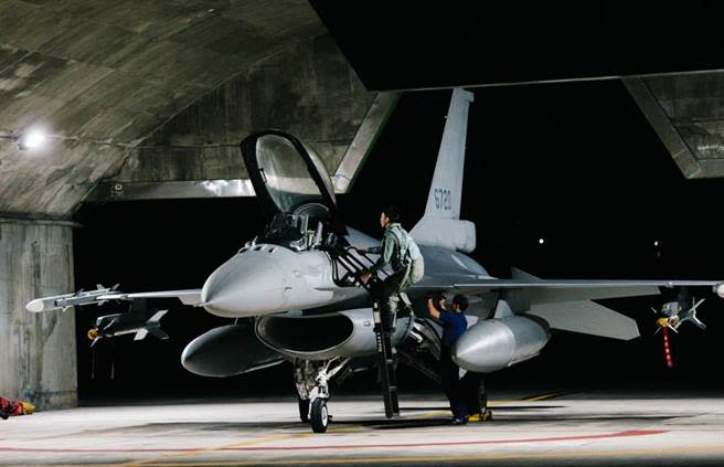 我國向美國採購66架新型F-16V戰機，卻因故遭延遲交付，引發討論。圖為示意，為換裝後的F-16V戰機。（資料照／郭吉銓攝）