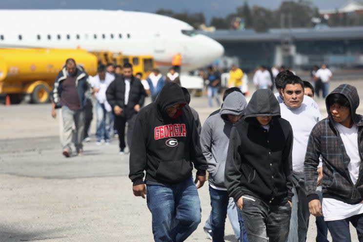 Guatemaltecos deportados de Estados Unidos bajan de un avión charter de ICE en el aeropuerto de Guatemala. (Getty Images)