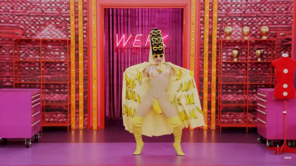 妮妃雅在實境秀上的初登場畫面，一身坎普風香蕉裝，讓不少國外關注此節目的YouTuber說：「我們已經有冠軍了吧？」（翻攝RuPaul's Drag Race YT）