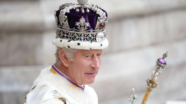 El rey Carlos III en el Palacio de Buckingham tras su coronaci&#xf3;n.