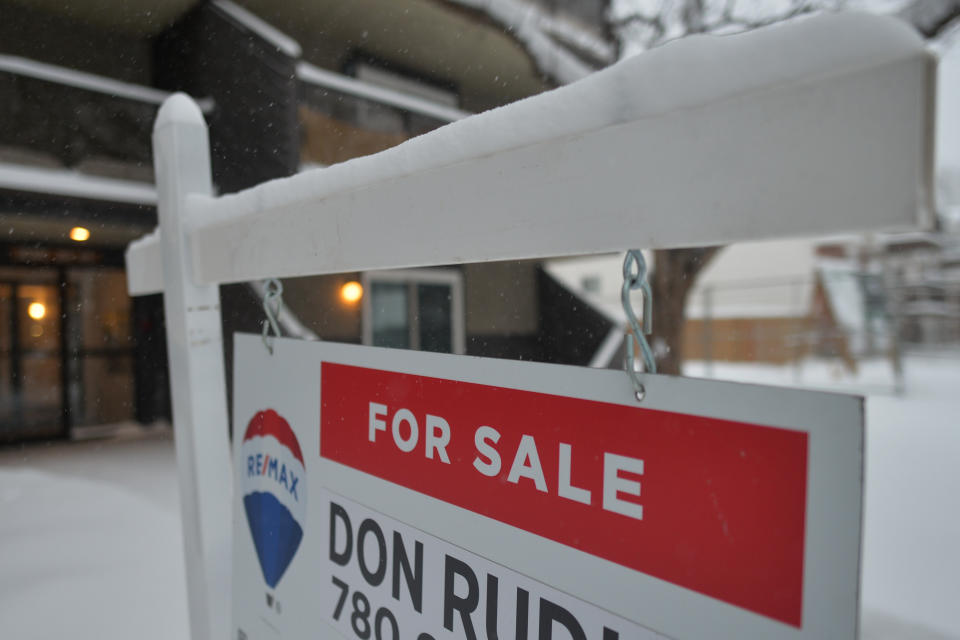 For Sale sign seen outside a house in the center of Edmonton.
On Friday, January 7, 2022, in Edmonton, Alberta, Canada. (Photo by Artur Widak/NurPhoto via Getty Images)